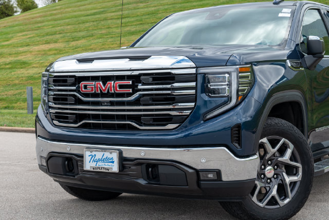 Used 2023 GMC Sierra 1500 SLT w/ SLT Premium Plus Package AWD/4WD image 2