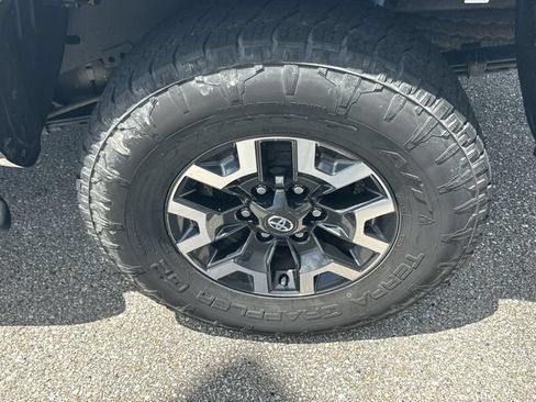 Used 2023 Toyota Tacoma TRD Off-Road w/ Advanced Technology Package AWD/4WD image 10