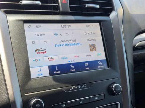Used 2020 Ford Fusion SE FWD image 25