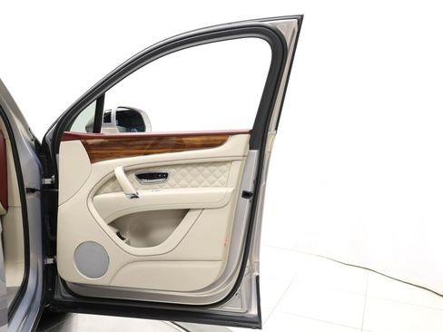 Used 2020 Bentley Bentayga Plug-In Hybrid image 96