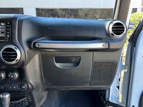 Used 2016 Jeep Wrangler Sahara w/ Connectivity Group image 27