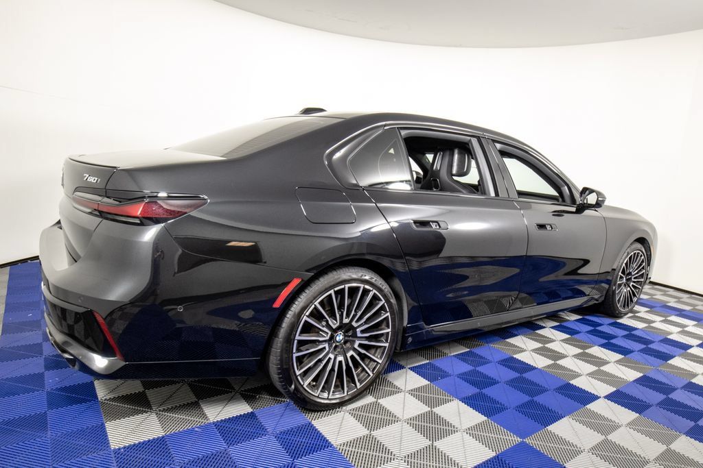 Used 2025 BMW 760i xDrive w/ Executive Package AWD/4WD image 5