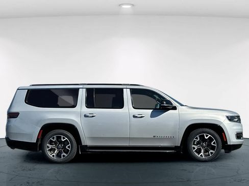 Used 2023 Jeep Wagoneer L Series III w/ Preferred Equipment Group image 6