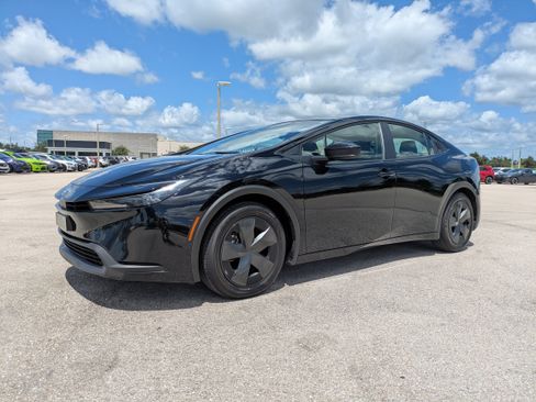 Used 2026 Toyota Prius LE FWD image 8