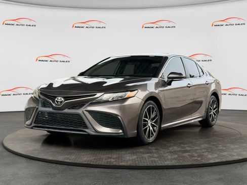 Used 2022 Toyota Camry SE FWD image 2