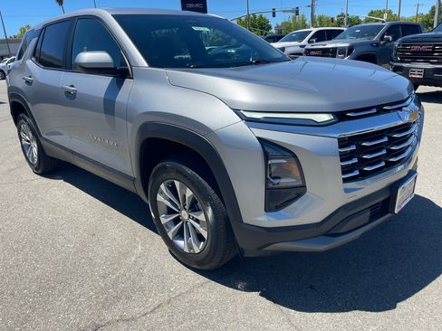 Used 2025 Chevrolet Equinox LT FWD image 3