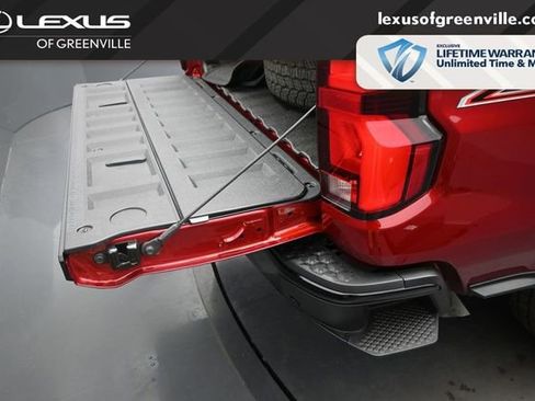 Used 2025 Chevrolet Colorado Z71 w/ Technology Package AWD/4WD image 30