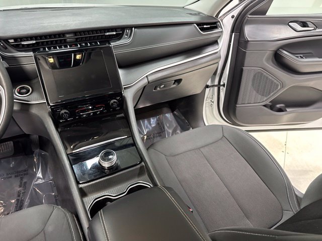 Used 2023 Jeep Grand Cherokee Laredo AWD/4WD image 20