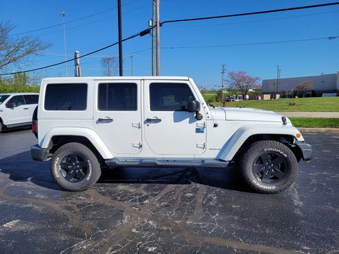 Used 2015 Jeep Wrangler Unlimited Sahara image 2