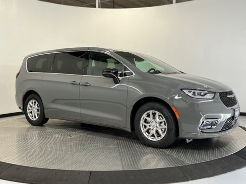 New 2025 Chrysler Pacifica Select image 1