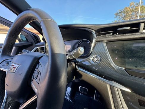 Used 2024 Cadillac XT6 Sport w/ LPO, ONYX Package image 21