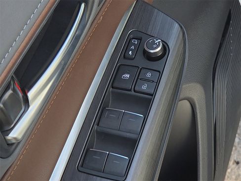 Used 2024 Toyota Venza Limited image 18