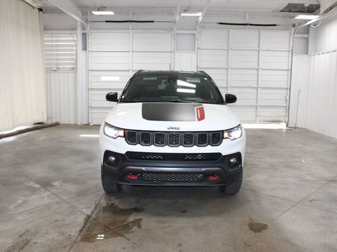 Used 2025 Jeep Compass Trailhawk image 3