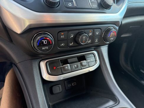 Used 2021 GMC Acadia SLT image 25