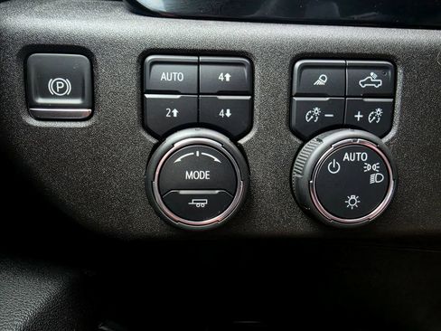 Used 2025 Chevrolet Silverado 1500 LT AWD/4WD image 23