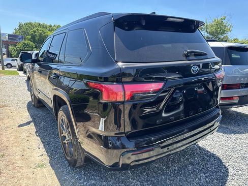 Used 2023 Toyota Sequoia Platinum AWD/4WD image 5