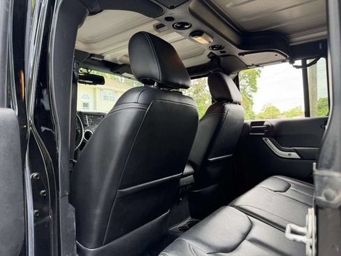 Used 2017 Jeep Wrangler Unlimited Sahara w/ Connectivity Group AWD/4WD image 16