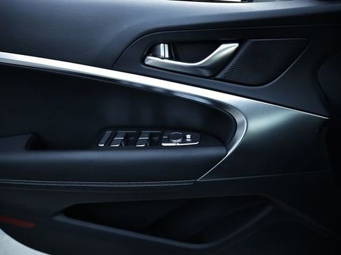 Used 2025 Genesis G70 2.5T image 14