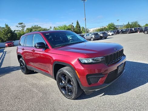 Used 2023 Jeep Grand Cherokee Altitude image 4