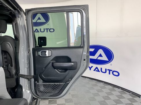 Used 2018 Jeep Wrangler Unlimited Rubicon w/ Cold Weather Group AWD/4WD image 34