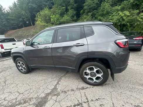 Used 2022 Jeep Compass Trailhawk w/ Trailhawk Convenience Group AWD/4WD image 3