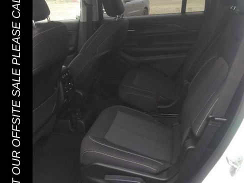 Used 2023 Jeep Grand Cherokee L Laredo image 5