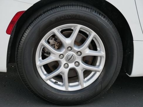 Used 2023 Chrysler Pacifica Touring-L FWD image 5