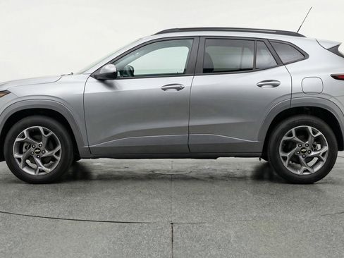 Used 2025 Chevrolet Trax LT FWD image 5