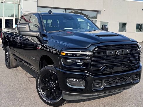 Used 2025 RAM 2500 Laramie AWD/4WD image 1