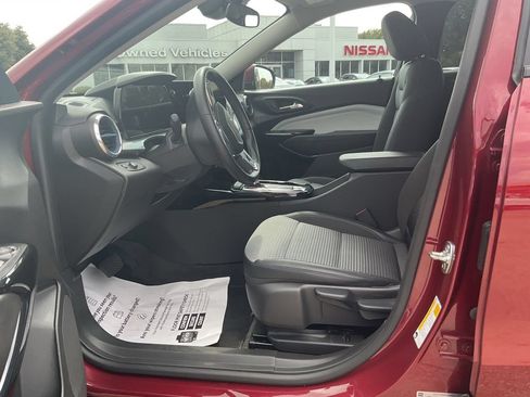 Used 2025 Chevrolet Trax LT w/ LT Convenience Package FWD image 8