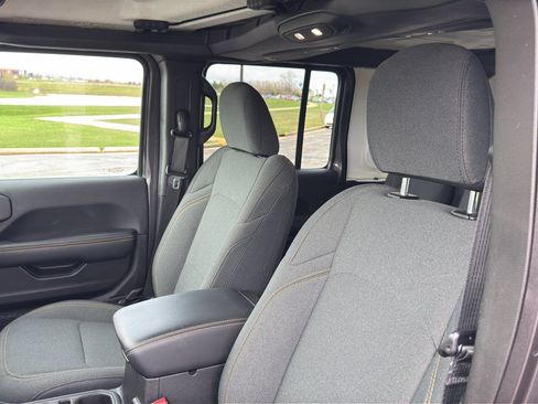Used 2025 Jeep Wrangler Unlimited Sahara AWD/4WD image 16