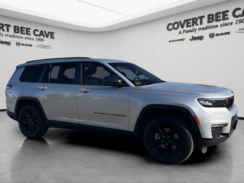 Used 2022 Jeep Grand Cherokee L Limited w/ Black Appearance Package image 12