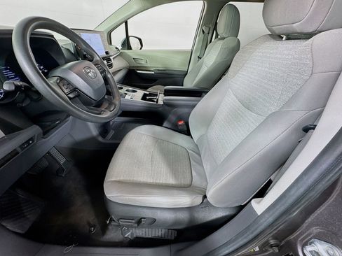 Used 2024 Toyota Sienna LE FWD image 19
