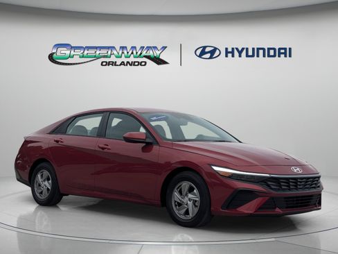 Certified 2025 Hyundai Elantra SE FWD image 2
