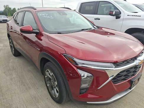 Used 2024 Chevrolet Trax LT w/ Sunroof Package FWD image 2