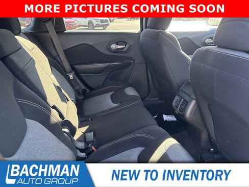 Used 2016 Jeep Cherokee Sport image 7