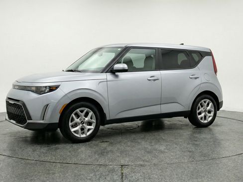 Used 2025 Kia Soul LX w/ LX Technology Package FWD image 3