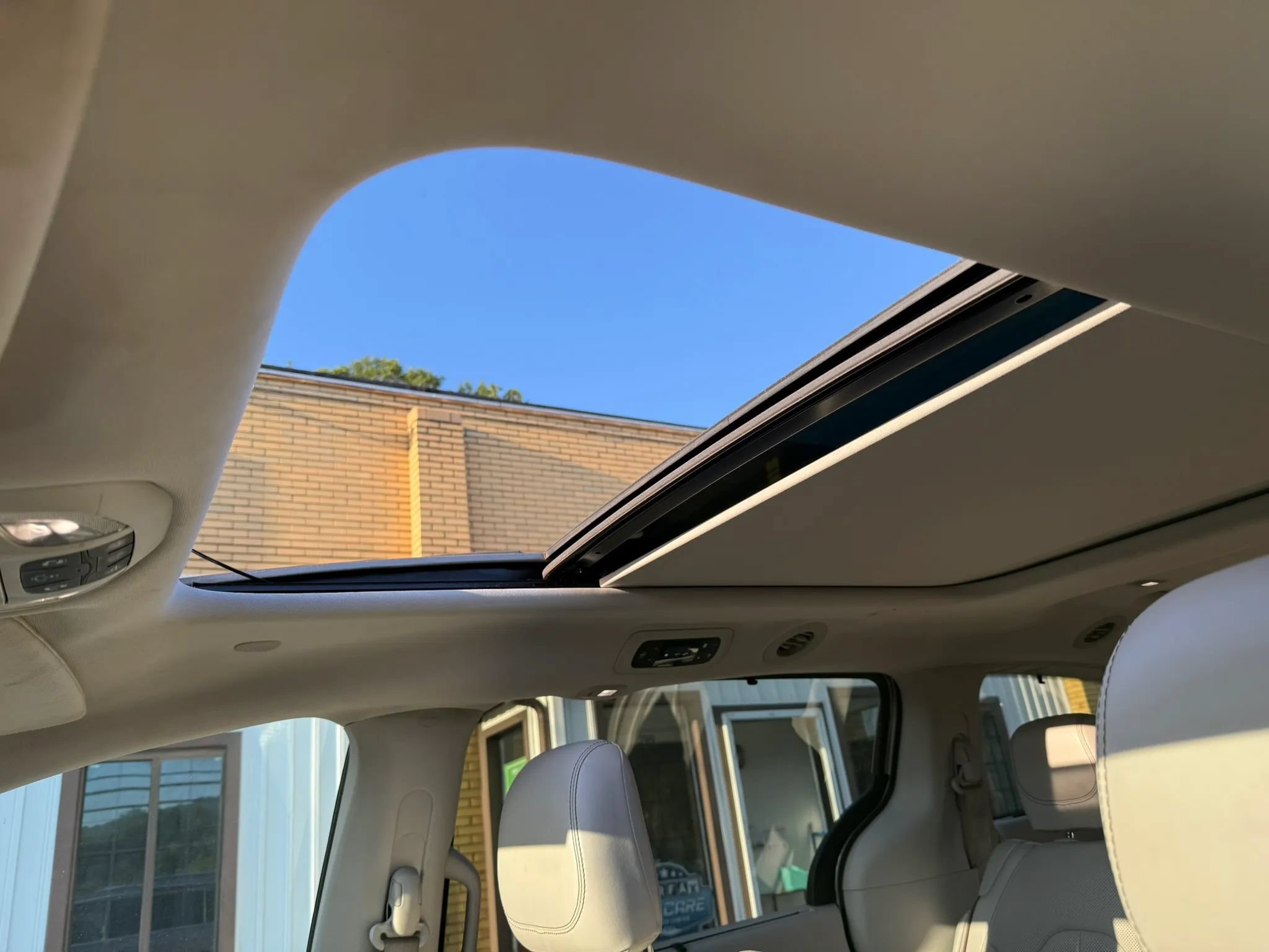 Used 2017 Chrysler Pacifica Limited w/ UConnect Theater Package FWD image 13