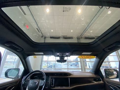 Used 2021 GMC Yukon Denali w/ Denali Premium Package image 18