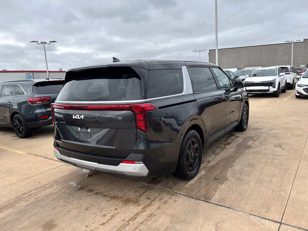 Used 2025 Kia Carnival FWD image 3