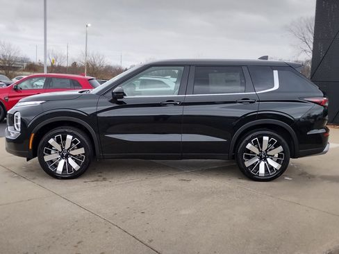 New 2025 Mitsubishi Outlander SE image 19