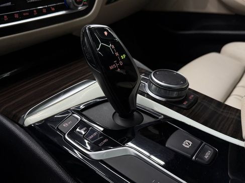Used 2020 BMW 530i w/ Convenience Package RWD image 19