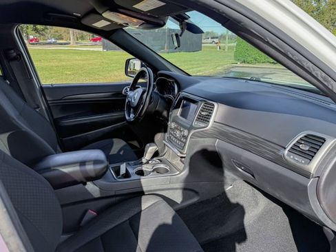 Used 2021 Jeep Grand Cherokee Laredo image 22