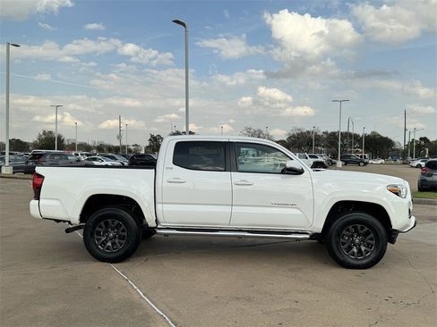 Used 2021 Toyota Tacoma SR5 w/ Technology Package image 4