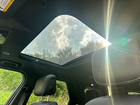 Used 2025 Land Rover Discovery S image 13