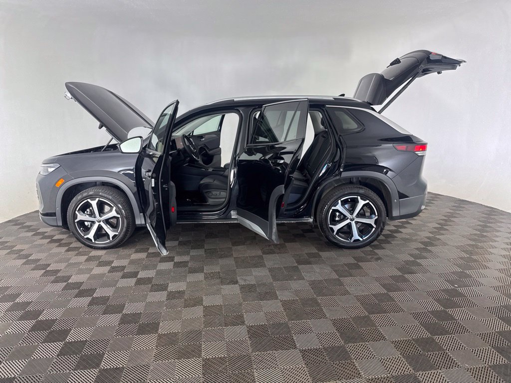 Used 2025 Volkswagen Tiguan SE AWD/4WD image 13