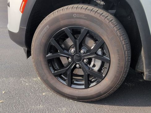 New 2025 Jeep Grand Cherokee Laredo image 9