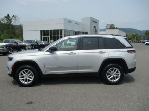 Certified 2023 Jeep Grand Cherokee Laredo X AWD/4WD image 8