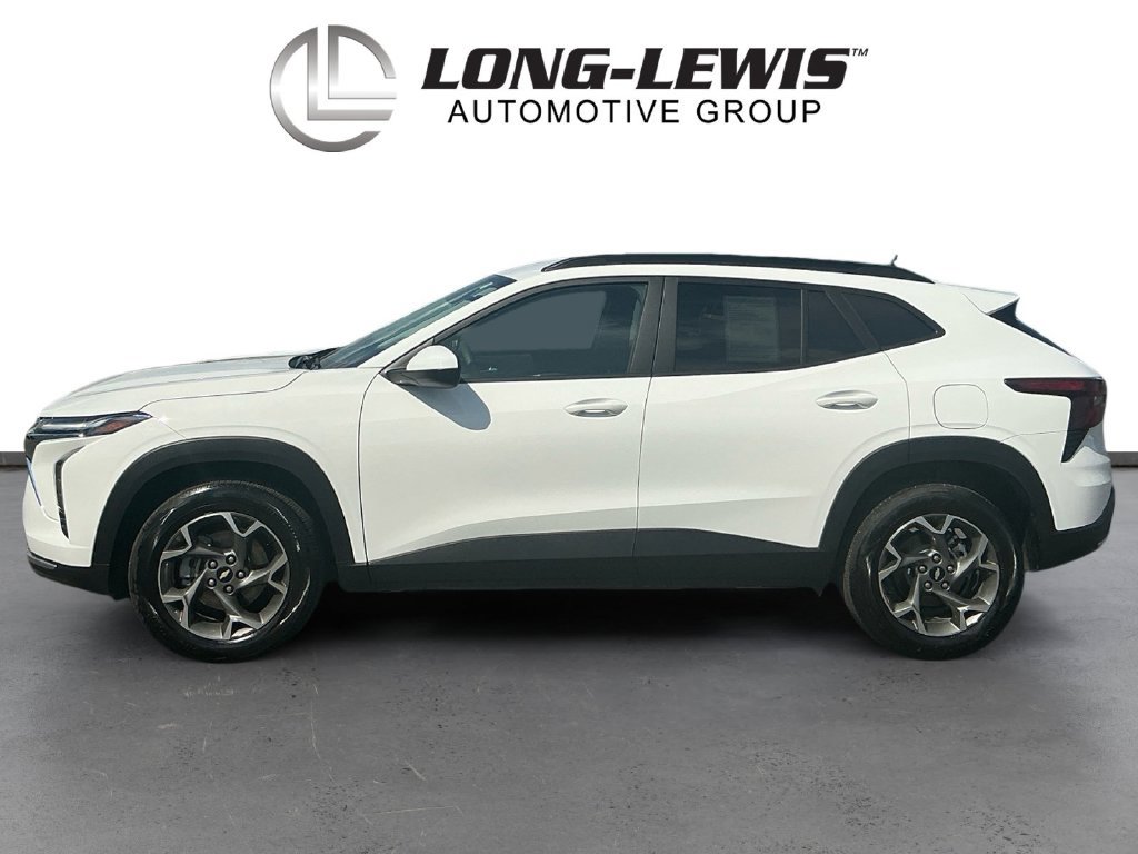 Used 2025 Chevrolet Trax LT FWD image 2
