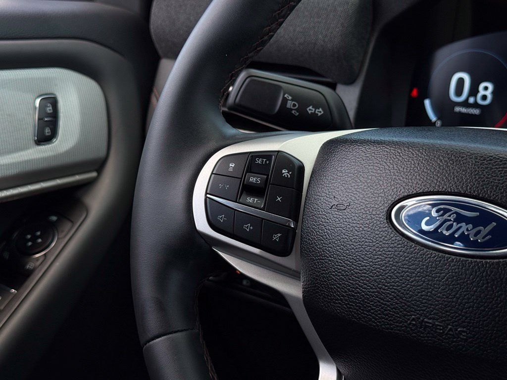Used 2026 Ford Explorer Active AWD/4WD image 9